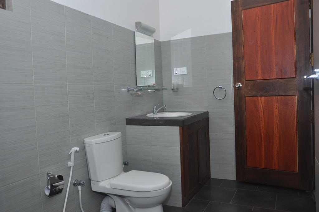 Traveller'S Home Hotel Tissamaharama Exterior photo