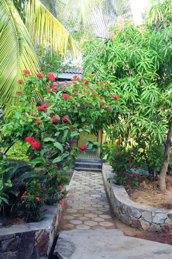 Traveller'S Home Hotel Tissamaharama Exterior photo